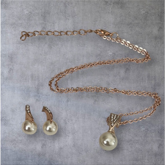 Rose gold plated with large round faux pearl earrings & pendant - Picture 3 of 6